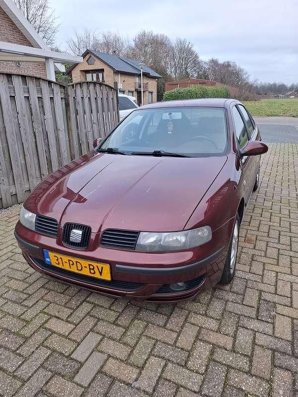 Rood Occasion 2004 Seat Leon Stella Hatchback | € 1.750 (Eerlijke prijs) - Afbeelding 1/4
