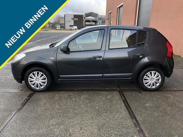 Grijs (metallic) Occasion 2010 Dacia Sandero Ambiance Hatchback | € 2.999 (Eerlijke prijs) - Afbeelding 1/4