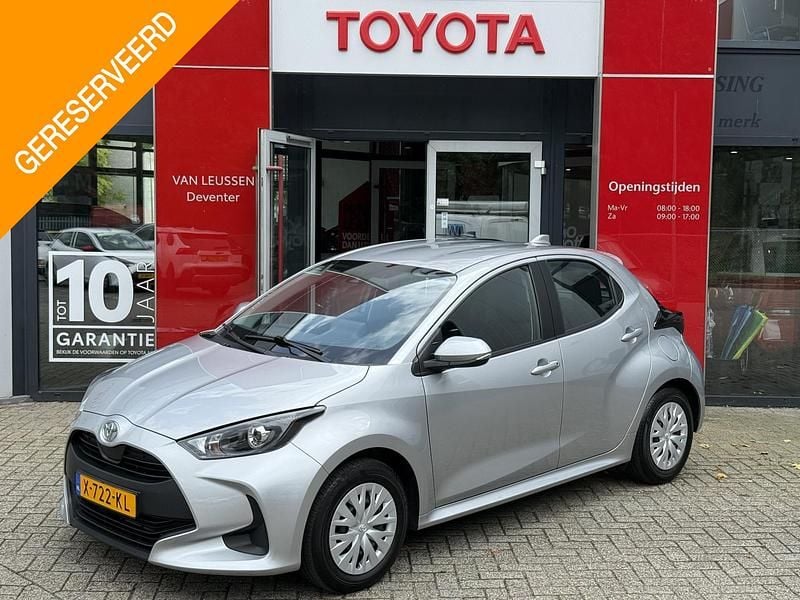 Grijs Gebruikt 2023 Toyota Yaris Active Hatchback | € 18.900 (Eerlijke prijs) - Afbeelding 1/4