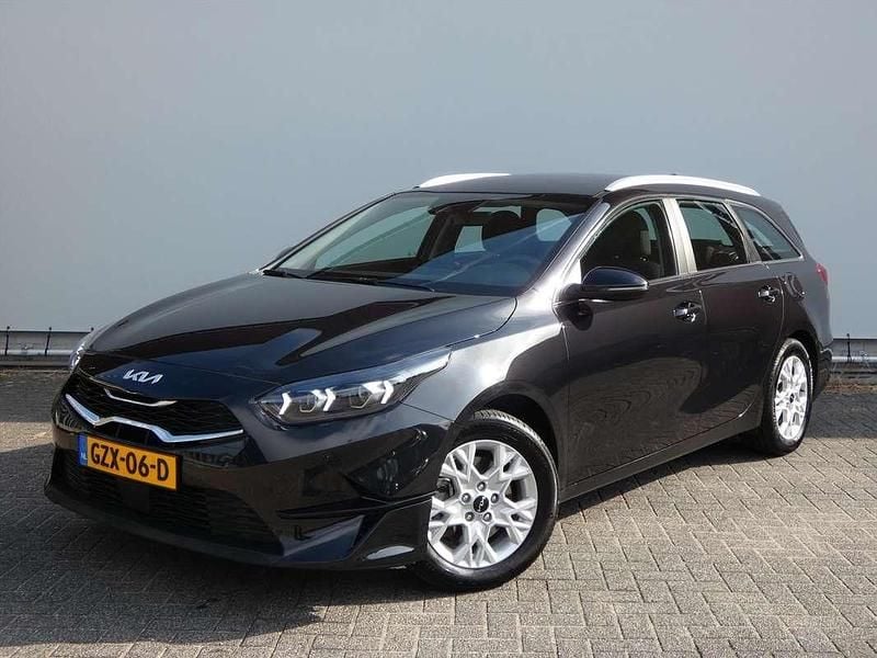 Zwart Gebruikt 2025 Kia Ceed Sportswagon Stationwagen | € 31.440 (Iets duurder) - Afbeelding 1/4