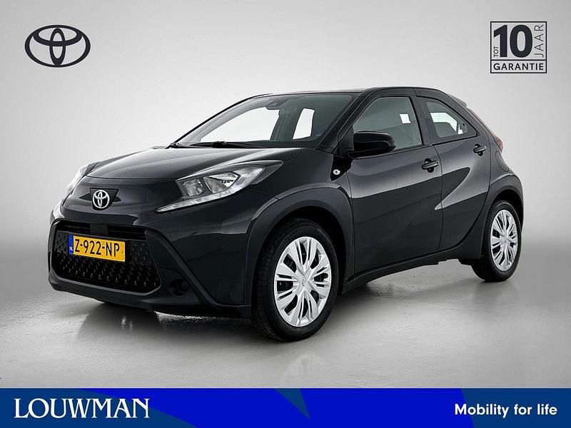 Zwart Gebruikt 2024 Toyota Aygo Play Hatchback | € 17.445 (Eerlijke prijs) - Afbeelding 1/4