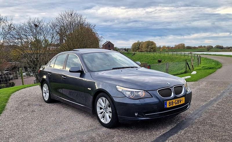 Grijs (metallic) Gebruikt 2008 BMW 525 Sedan | € 7.450 (Eerlijke prijs) - Afbeelding 1/4