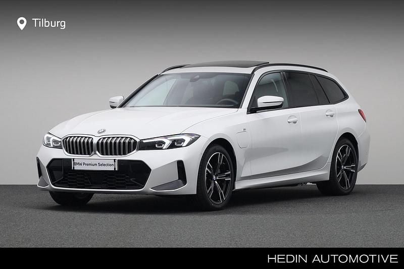 Wit Gebruikt 2025 BMW 330e M Sport Stationwagen | € 54.880 (Goede deal) - Afbeelding 1/4