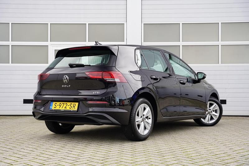 Occasion VW Golf VIII Life 110 PK (80 kW) 2023 Zwart Hatchback