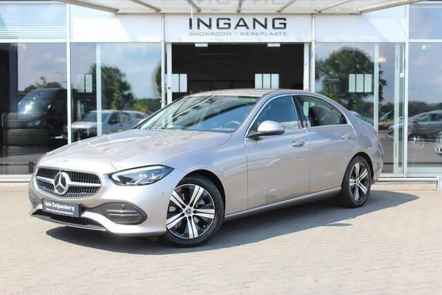 Grijs, metallic lak Gebruikt 2021 Mercedes C180 Luxury Sedan | € 34.950 (Super prijs) - Afbeelding 1/4