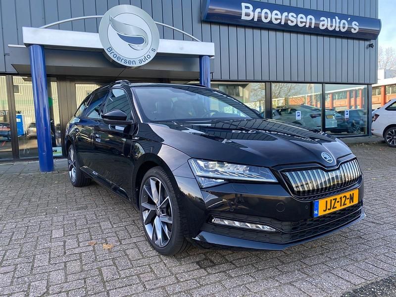 Zwart Gebruikt 2022 Skoda Superb SportLine Stationwagen | € 30.745 - Afbeelding 1/4