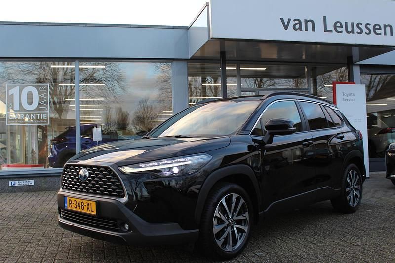 Zwart Occasion 2023 Toyota Corolla Cross Edition SUV | € 30.700 (Eerlijke prijs) - Afbeelding 1/4