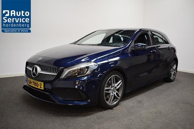 Blauw Occasion 2018 Mercedes A180 AMG Hatchback | € 19.950 (Goede deal) - Afbeelding 1/4