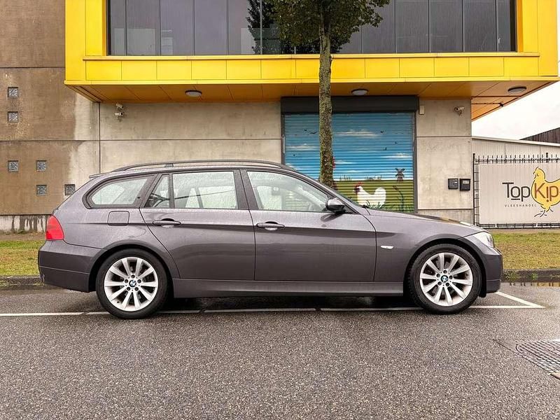 Grijs Gebruikt 2008 BMW 320 Stationwagen | € 5.950 (Eerlijke prijs) - Afbeelding 1/4