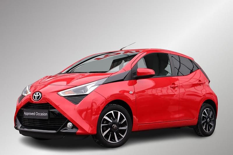 Rood Gebruikt 2022 Toyota Aygo X-cite Hatchback | € 14.440 (Eerlijke prijs) - Afbeelding 1/1