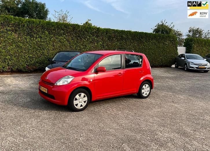 Rood Gebruikt 2007 Daihatsu Sirion Hatchback | € 1.499 (Eerlijke prijs) - Afbeelding 1/4