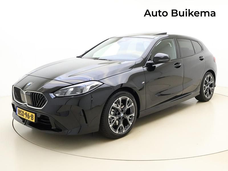 Zwart Nieuw 2025 BMW 120 M Sport Hatchback | € 44.999 (Iets duurder) - Afbeelding 1/4
