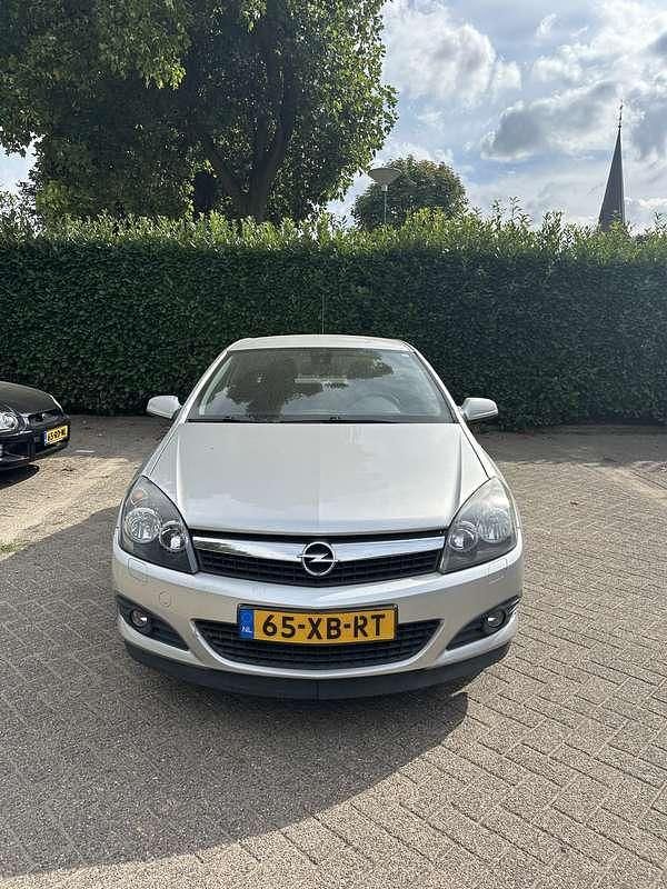 Grijs Gebruikt 2007 Opel Astra Executive Coupé | € 4.800 (Duur) - Afbeelding 1/4