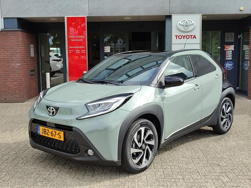 Groen Nieuw 2025 Toyota Aygo X Pulse SUV | € 22.995 - Afbeelding 1/4