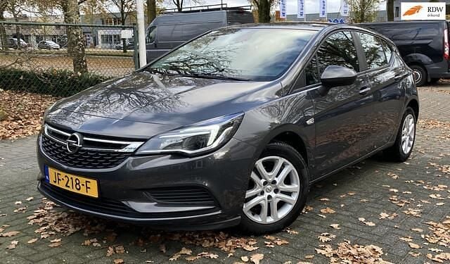 Grijs (metallic) Gebruikt 2016 Opel Astra Edition Hatchback | € 8.950 (Eerlijke prijs) - Afbeelding 1/4