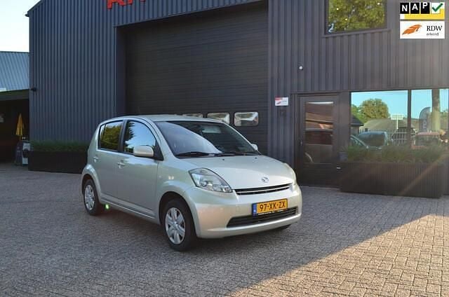 Beige Gebruikt 2007 Daihatsu Sirion Hatchback | € 1.950 (Goede deal) - Afbeelding 1/4