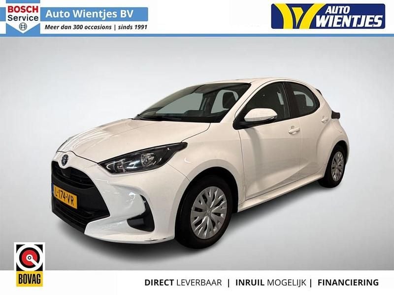 Wit Occasion 2021 Toyota Yaris Hybrid Active Hatchback | € 16.950 (Super prijs) - Afbeelding 1/4