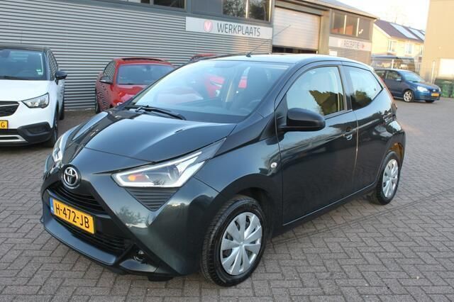 Grijs, metallic lak Gebruikt 2020 Toyota Aygo Hatchback | € 9.500 (Goede deal) - Afbeelding 1/4