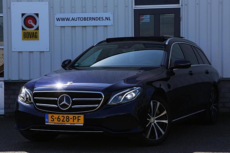 Blauw, metallic lak Gebruikt 2019 Mercedes E300 Premium Plus Stationwagen | € 28.900 (Eerlijke prijs) - Afbeelding 1/4