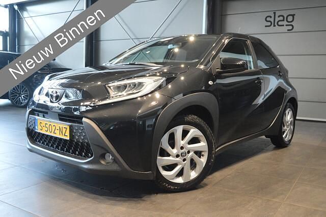 Zwart (metallic) Gebruikt 2023 Toyota Aygo X SUV | € 14.900 - Afbeelding 1/4