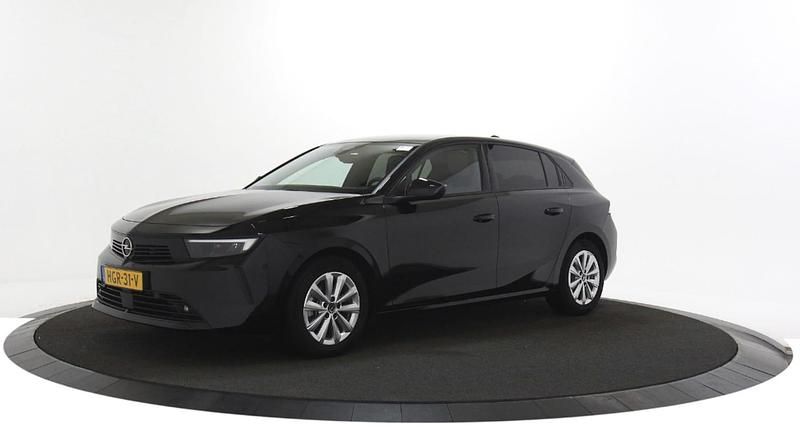 Zwart (metallic) Occasion 2025 Opel Astra Business Edition Hatchback | € 24.245 (Super prijs) - Afbeelding 1/4