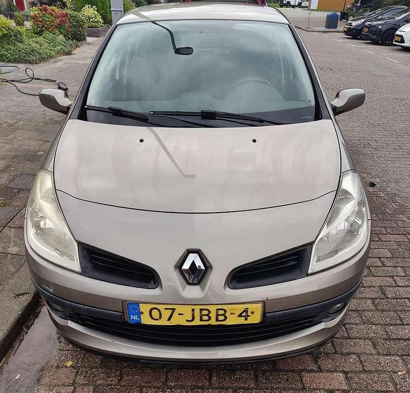 Beige Gebruikt 2009 Renault Clio II Collection Hatchback | € 2.250 (Eerlijke prijs) - Afbeelding 1/4