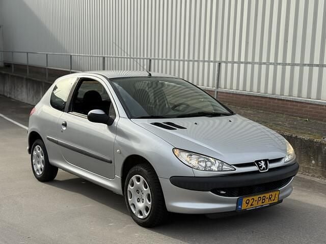 Grijs (metallic) Gebruikt 2004 Peugeot 206 Hatchback | € 1.999 (Eerlijke prijs) - Afbeelding 1/3