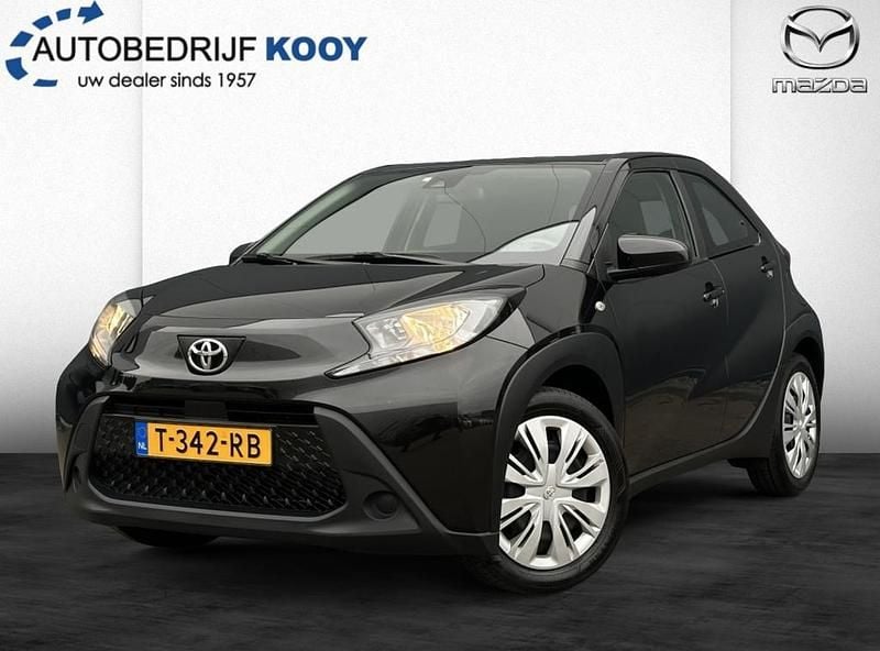 Zwart Gebruikt 2023 Toyota Aygo Play Hatchback | € 17.245 (Eerlijke prijs) - Afbeelding 1/4