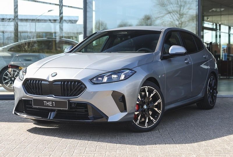 Skyscraper grey Nieuw 2025 BMW 120 M Sport Hatchback | € 53.818 (Eerlijke prijs) - Afbeelding 1/4