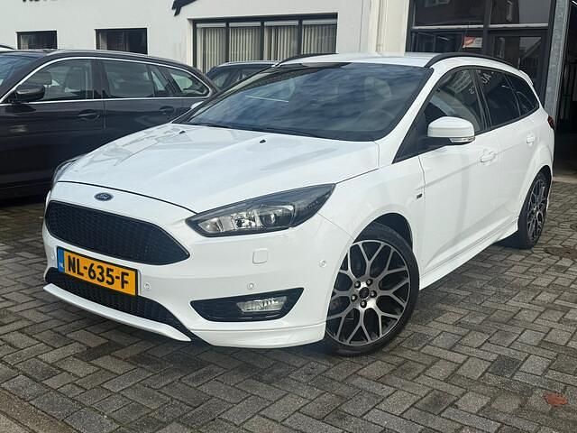Wit Gebruikt 2017 Ford Focus ST-Line Stationwagen | € 14.650 (Iets duurder) - Afbeelding 1/4