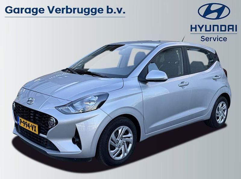 Grijs, metallic lak Gebruikt 2022 Hyundai i10 Comfort Hatchback | € 17.950 (Eerlijke prijs) - Afbeelding 1/4