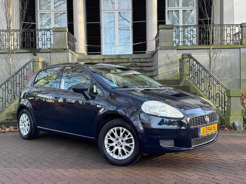 Zwart Occasion 2009 Fiat Punto Active Hatchback | € 1.745 (Eerlijke prijs) - Afbeelding 1/4