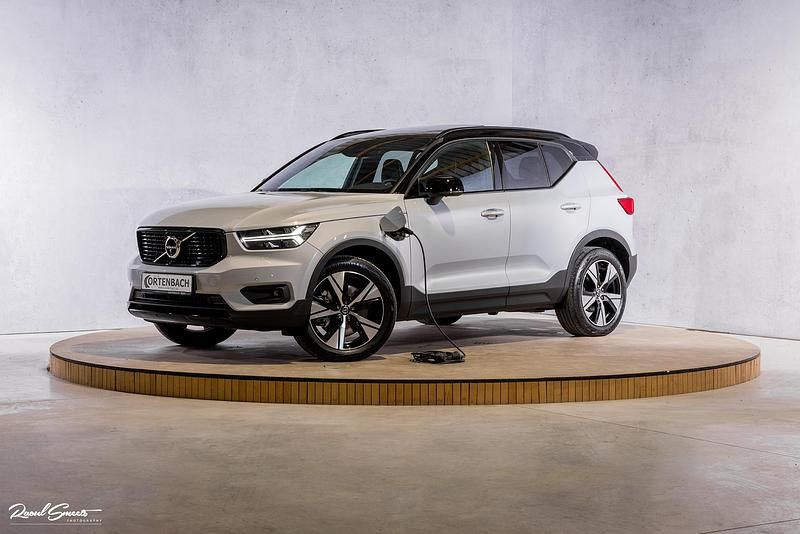 Grijs Gebruikt 2022 Volvo XC40 Plus SUV | € 37.990 (Eerlijke prijs) - Afbeelding 1/4