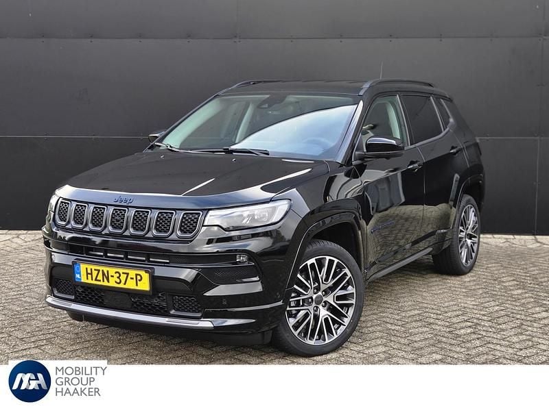 Zwart Gebruikt 2025 Jeep Compass Summit SUV | € 40.900 - Afbeelding 1/4