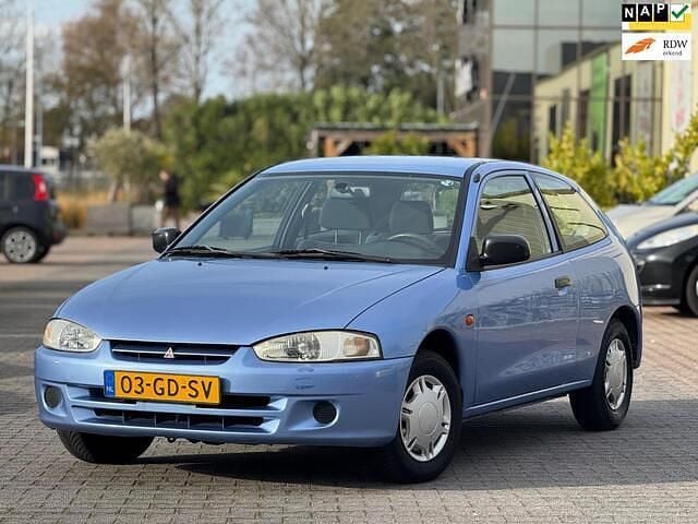 Blauw (metallic) Gebruikt 2000 Mitsubishi Colt Hatchback | € 2.499 - Afbeelding 1/4