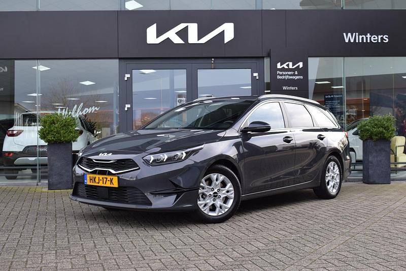 Grijs Occasion 2025 Kia Ceed Hatchback | € 29.920 (Eerlijke prijs) - Afbeelding 1/4