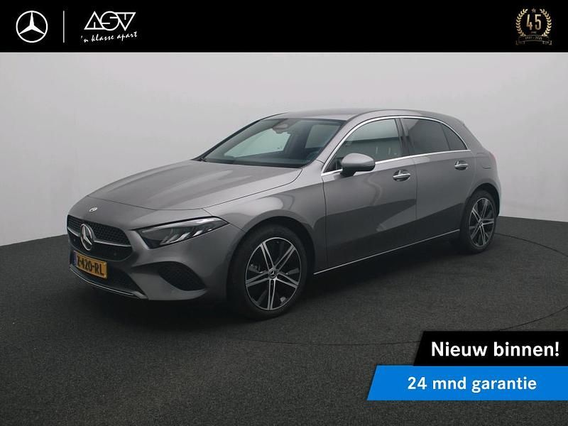 Grijs Gebruikt 2024 Mercedes A250 Luxury Hatchback | € 33.880 (Goede deal) - Afbeelding 1/4