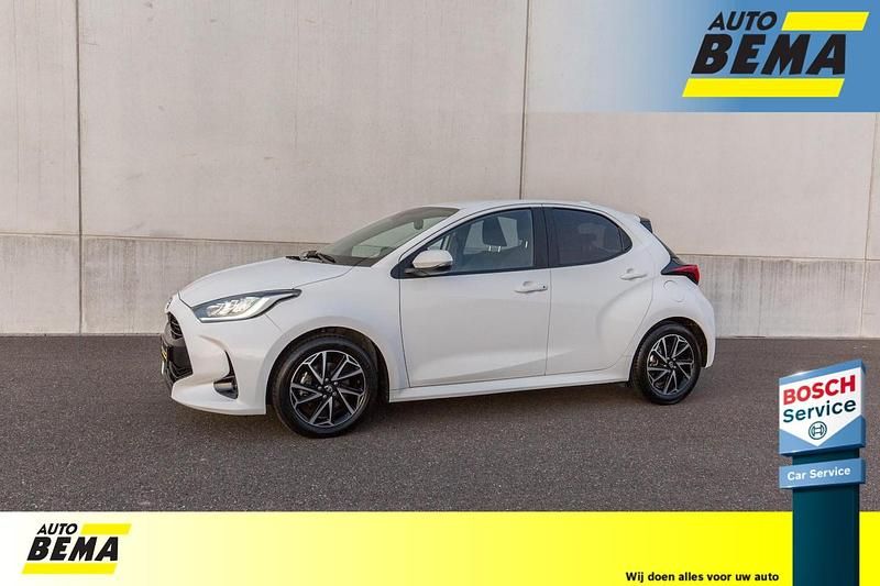 Wit Occasion 2023 Toyota Yaris Hybrid Active Hatchback | € 18.950 (Goede deal) - Afbeelding 1/4