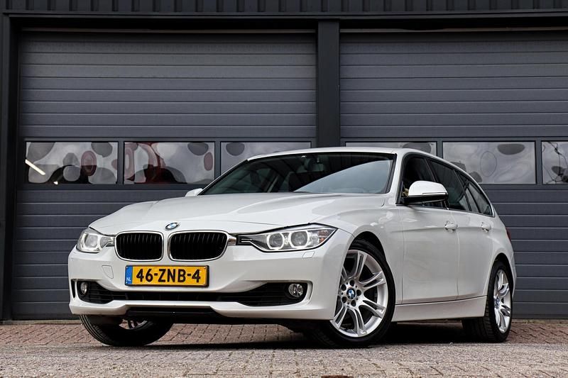 Wit Gebruikt 2013 BMW 320 Executive Stationwagen | € 9.950 (Eerlijke prijs) - Afbeelding 1/4