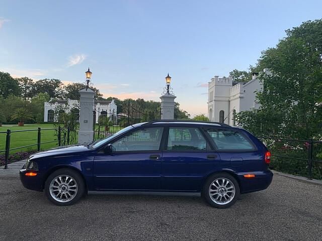 Blauw (metallic) Occasion 2003 Volvo V40 Stationwagen | € 2.850 (Eerlijke prijs) - Afbeelding 1/4