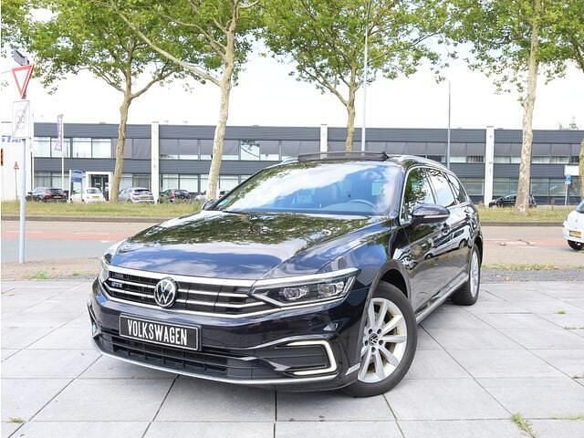Zwart Gebruikt 2022 VW Passat GTE Stationwagen | € 21.950 (Eerlijke prijs) - Afbeelding 1/4