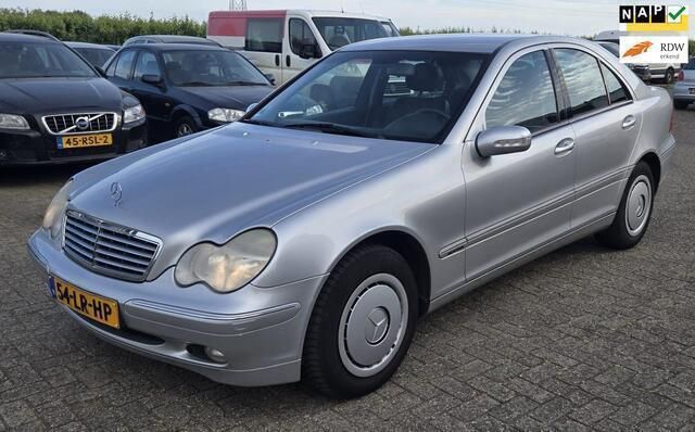 Grijs Gebruikt 2003 Mercedes C200 Elegance Sedan | € 3.450 (Eerlijke prijs) - Afbeelding 1/4
