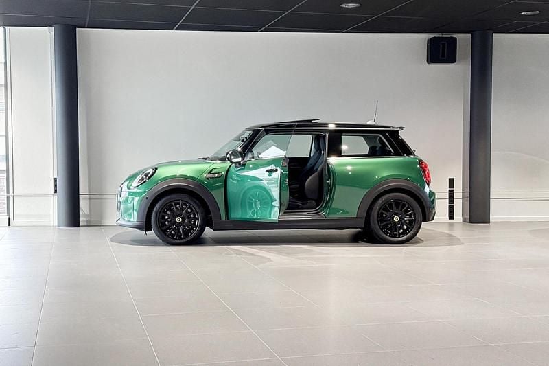 Occasion Mini Cooper Essential 135 kW (184 PK) 2023 British racing green (c3b) Hatchback