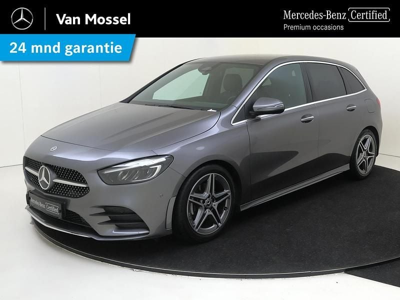Grijs Occasion 2024 Mercedes B180 AMG line MPV | € 37.945 (Goede deal) - Afbeelding 1/4