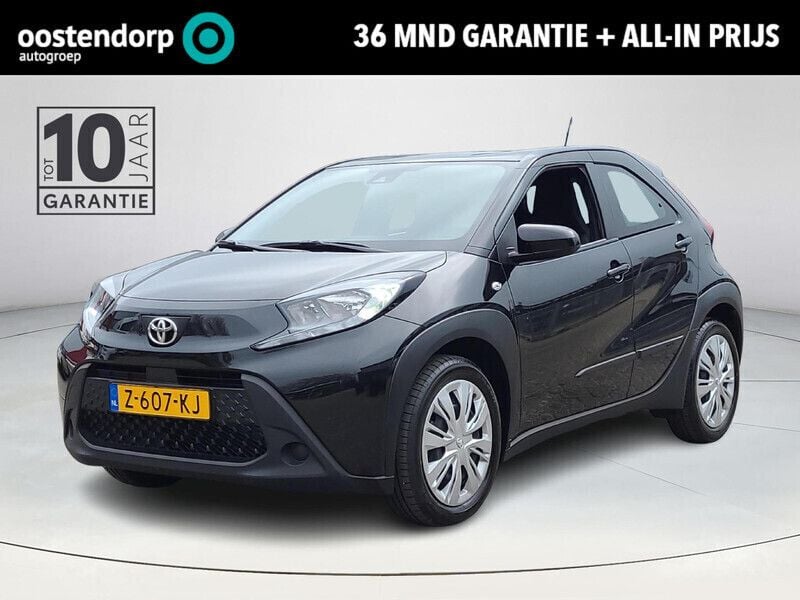 Zwart Gebruikt 2024 Toyota Aygo Play Hatchback | € 18.445 (Eerlijke prijs) - Afbeelding 1/4
