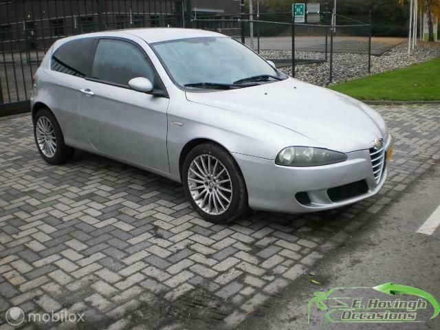 Grijs Gebruikt 2005 Alfa Romeo 147 Progression Hatchback | € 1.850 (Iets duurder) - Afbeelding 1/4