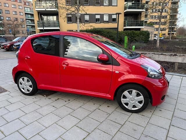 Occasion Toyota Aygo 68 PK (50 kW) 2009 Rood (metallic) Hatchback