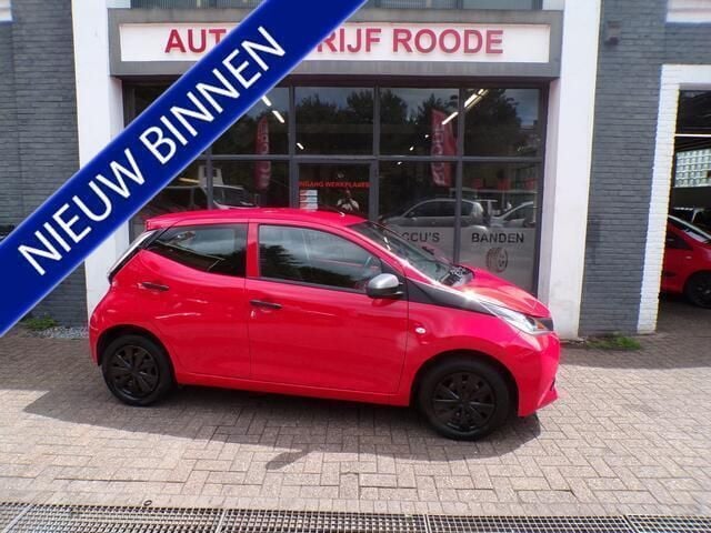 Rood Occasion 2017 Toyota Aygo Hatchback | € 6.999 (Eerlijke prijs) - Afbeelding 1/4