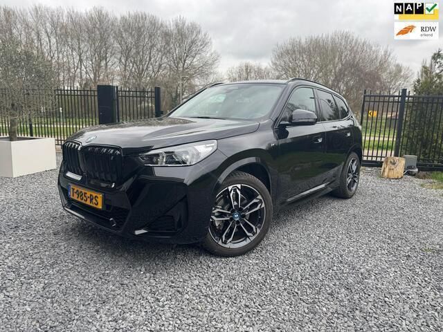 Zwart Gebruikt 2022 BMW iX1 M Sport SUV | € 42.650 (Eerlijke prijs) - Afbeelding 1/4