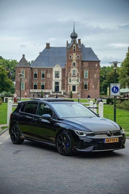 Zwart Gebruikt 2021 VW Golf VIII R Stationwagen | € 45.995 (Iets duurder) - Afbeelding 1/4